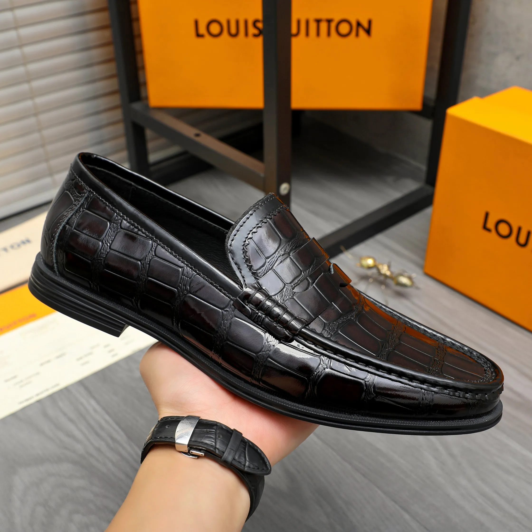 Men's shoes 💰p442 Product trademark: LV (Louis Vuitton) business slip-on leather shoes. Regular size: 38-46 (45.46 is custom-made and non-refundable) Product material: Selected high-quality stone grain cowhide upper, cowhide lining, rubber outsole